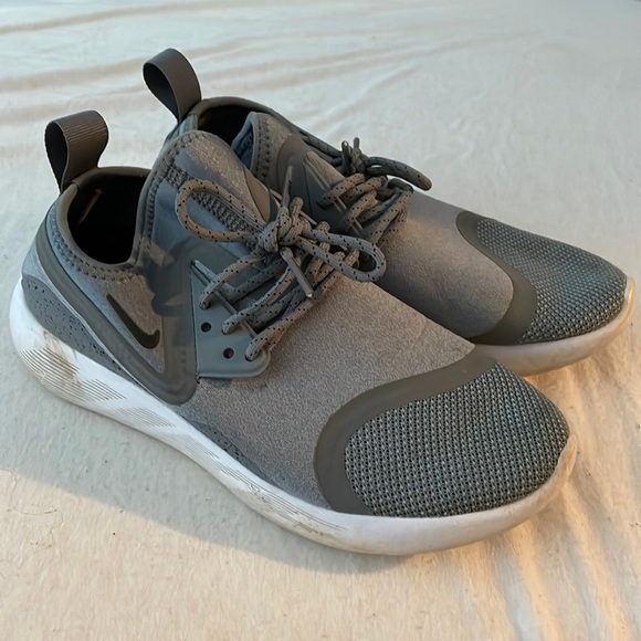 size 7.5 women’s nike running shoes - Picture 1 of 4